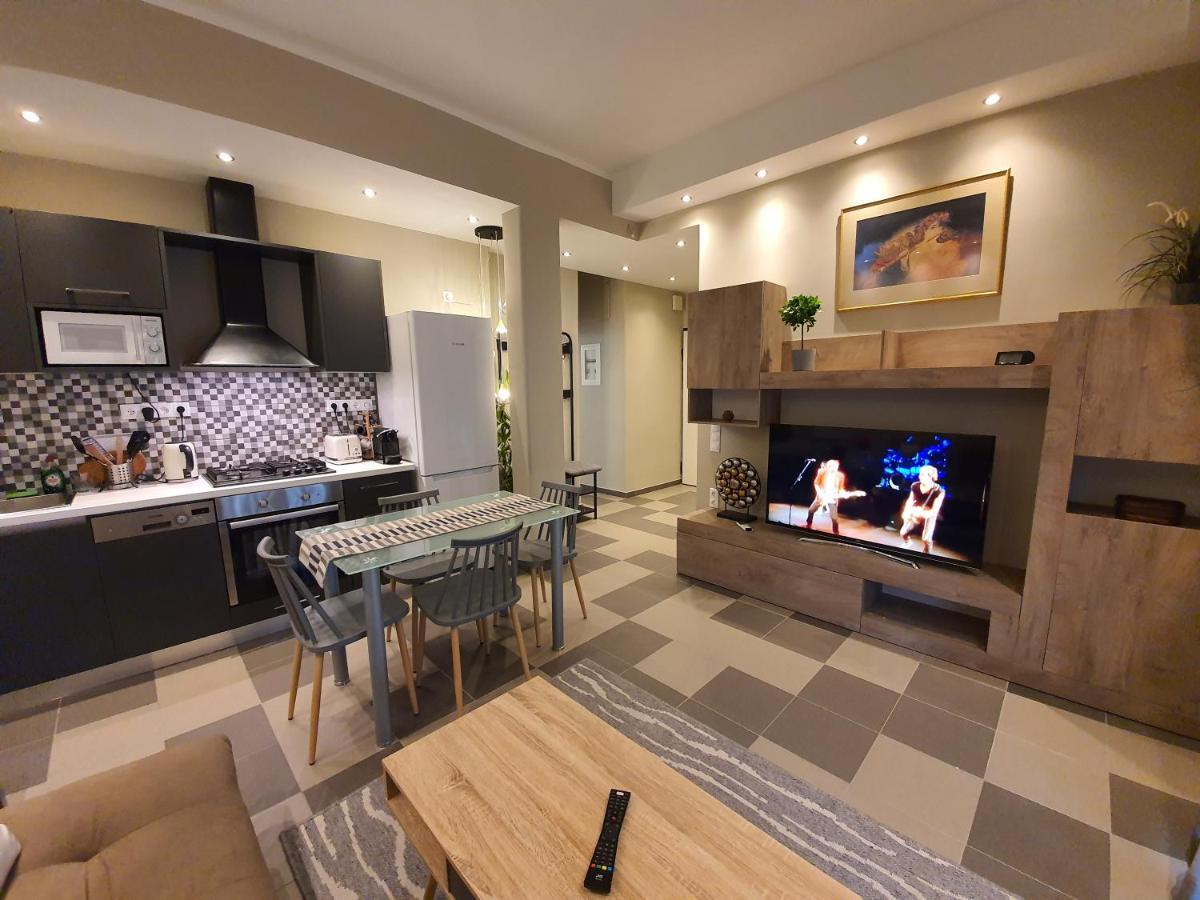 Lukas-2 B/R Luxurious Flat With Veranda Apartamento Atenas Exterior foto